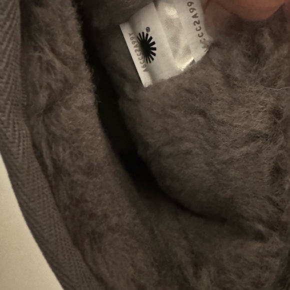 UGG short suede sheepskin stud II boot. Size: 8, 9 - Picture 13 of 15